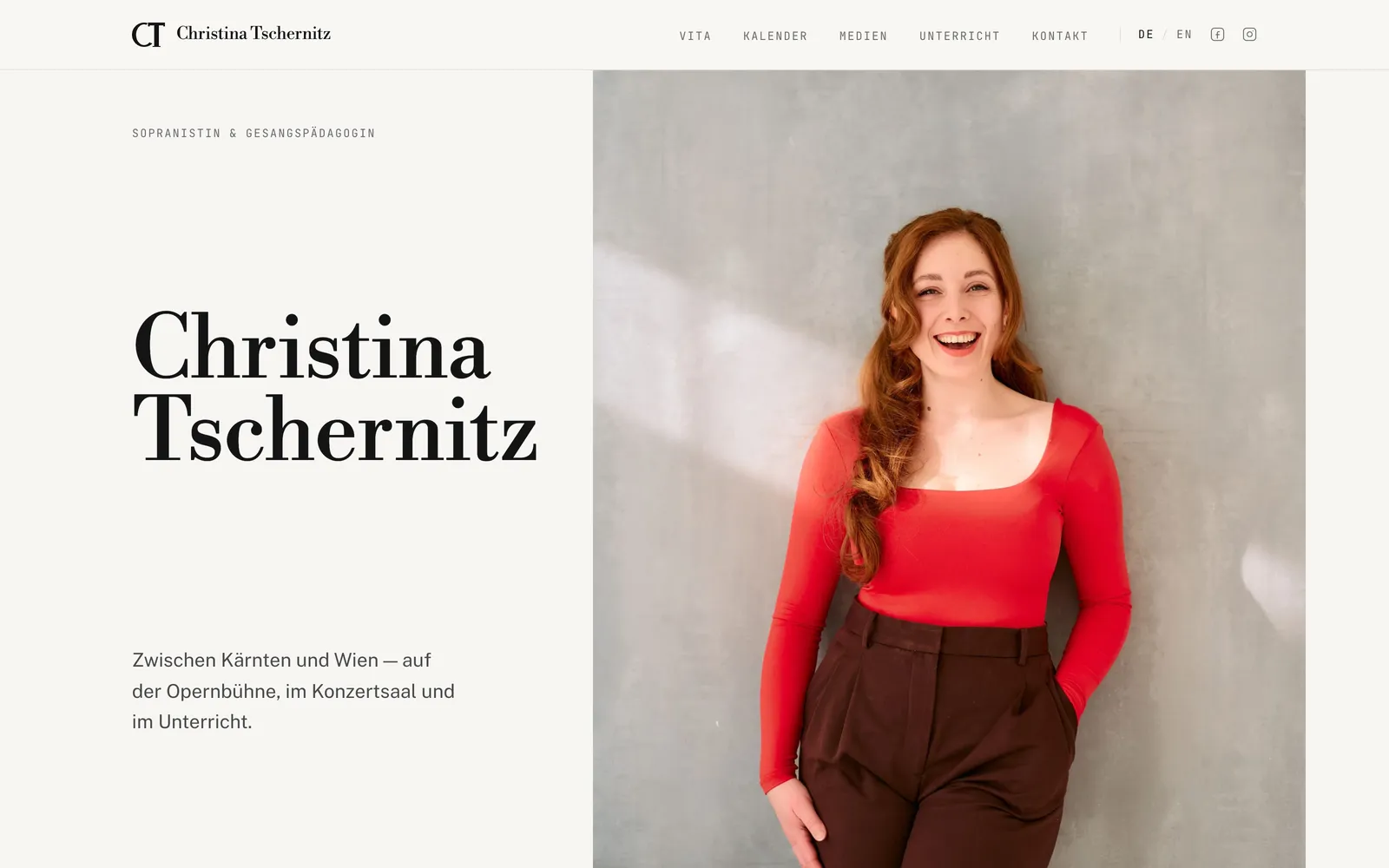 Startseite von christinatschernitz.at: links der Name in großer Serifenschrift auf hellem Grund, rechts ein Porträtfoto der Sängerin.